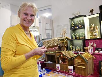 Beatrix Sachse bastelt lauter feine Weihnachtsbüdchen und liebt  alles, was mit Garten und Pflanzen zu tun hat.  Foto: Manja von Nida