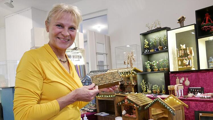 Beatrix Sachse bastelt lauter feine Weihnachtsbüdchen und liebt  alles, was mit Garten und Pflanzen zu tun hat.  Foto: Manja von Nida