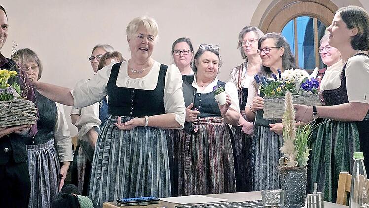 Die Vorsitzende des Landfrauenchors, Hildegard Menzel, bedankt sich bei Chorleiterin Sandra Haagen und beim Leiter des Männerchors, Christian Methfessel.