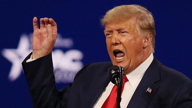 Donald Trump hat sich über die abgesagte Preisverleihung für den Schauspieler Tom Hanks erfreut gezeigt.