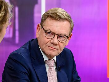 "Das Verh&auml;ltnis zu den USA ist mehr ein Zweckb&uuml;ndnis geworden", erkl&auml;rte Au&szlig;enminister Johann Wadephul (CDU) bei "Maybrit Illner". "Wir hoffen, dass wir zu einem freundschaftlichen Miteinander wieder zur&uuml;ckkehren k&ouml;nnen."