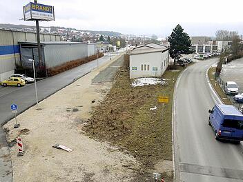 Aus der seit Jahren im Gespräch befindlichen Verbindungsspange zwischen der Kreisstraße CO 13 (rechts) und der Carl-Brandt-Straße (links) wird vorerst nichts. Der Gemeinderat Niederfüllbach hat das Wunschprojekt von Bürgermeister Martin Rauscher aus dem Haushalt für das laufende Jahr gestrichen. Foto: Berthold Köhler