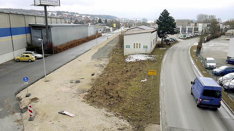 Aus der seit Jahren im Gespräch befindlichen Verbindungsspange zwischen der Kreisstraße CO 13 (rechts) und der Carl-Brandt-Straße (links) wird vorerst nichts. Der Gemeinderat Niederfüllbach hat das Wunschprojekt von Bürgermeister Martin Rauscher aus dem Haushalt für das laufende Jahr gestrichen. Foto: Berthold Köhler