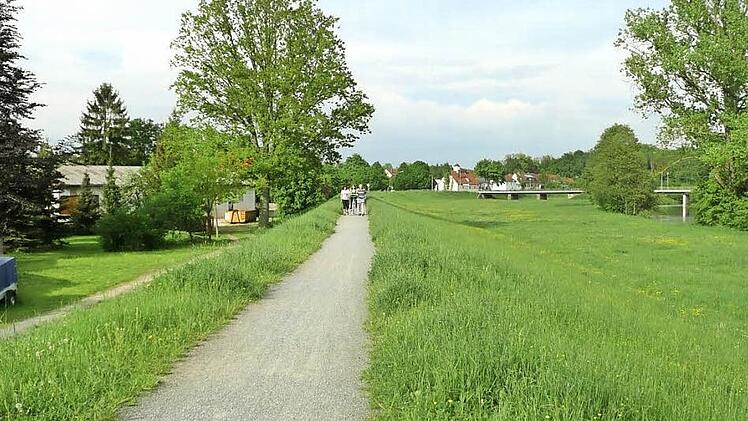 Der Hochwasserdamm in Michelau - für die Einwohner vor allem eine schöne Strecke zum Spazierengehen oder Joggen - soll sicherer für ein sogenanntes hundertjähriges Hochwasser gemacht werden. Die beabsichtigten Veränderungen betreffen rund 85 Prozent der Gesamtlänge von 4,5 Kilometern. Fotos: Ramona Popp