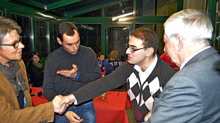 Am Vorabend stellte Vizebürgermeister Mirko Baruffini (2. von li.) Jutta Köhler die beiden Gastbürgermeister vor (ganz re: Alain Delafoy, li. daneben der dann erkrankte Bürgermeister von Pietà/Malta Kieth Tanti). Foto: Carmelo Baglivo