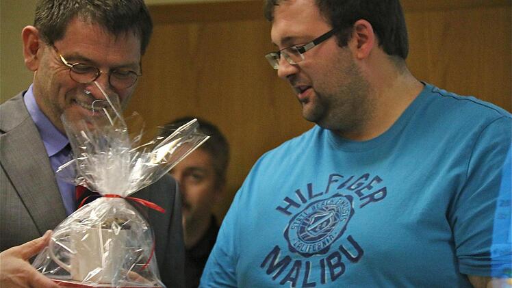 KJR-Vorsitzender Günter Schmidt (rechts) bedankte sich bei Stefan Seufert. Foto: Gerd Schaar