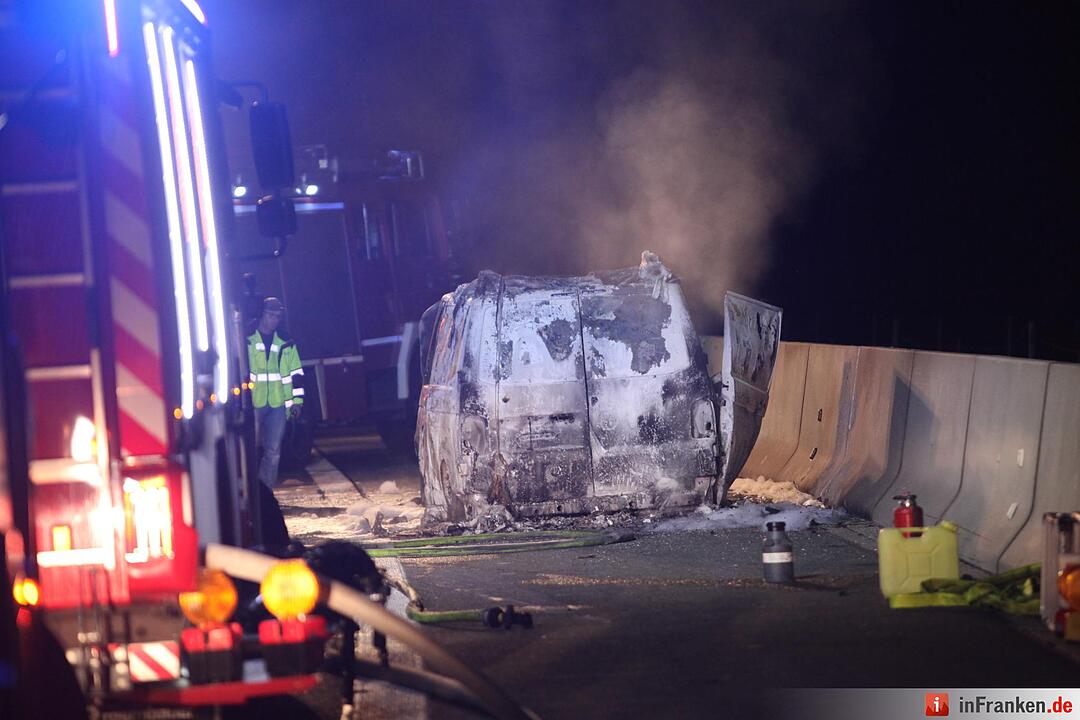 Begleitfahrzeug eines Schwertransporters brennt komplett aus