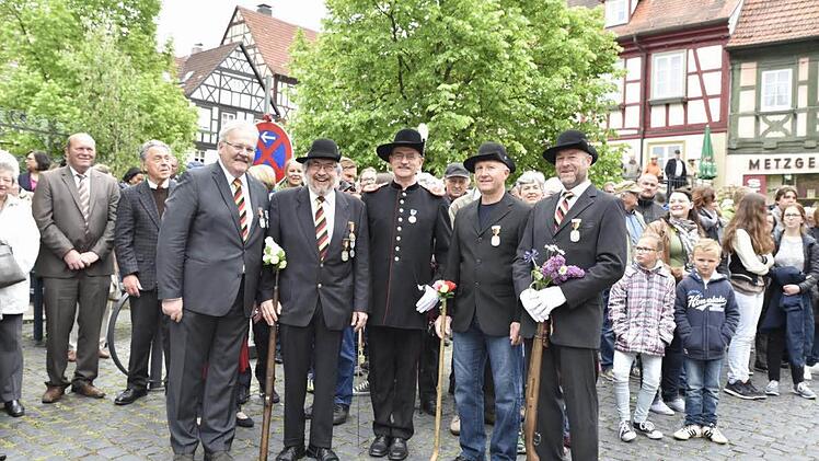 Bürgermeister Claus Bittenbrünn (links) ehrte Wolfgang Schmitt (Zweiter von rechts) sowie Markus Willinger (rechts) für 25-malige und den ehemaligen Bürgerwehrhauptmann Wolfgang Fischer (Zweiter von links) für 50-malige Teilnahme am Bürgerwehrauszug mit der Bürgerwehrmedaille der Stadt Königsberg