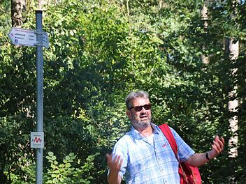 Manuel Andrack erklärt, was einen Premiumwanderweg auszeichnet. Fotos: Heike Beudert