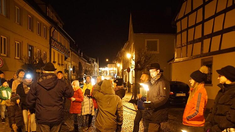 Interessante Geschichten über Eltmann erfuhren die Teilnehmer einer Fackelwanderung: An den Fachwerkgiebel rechts im Bild anschließend stand in Eltmann einst der Zehntturm, der auch als Gefängnis für die Region diente. Eltmann war einst Sitz eines Amtsgerichts. Sabine Weinbeer