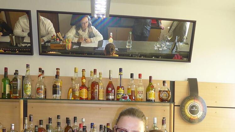 Laura Löhlbach beim Mixen eines Cocktails