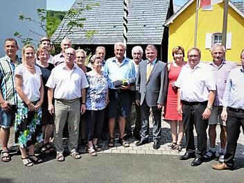 Zu seinem 80. Geburtstag durfte Walter Spindler viele Glückwünsche entgegennehmen. Bürgermeister Stephan Heckel-Michel und Landrat Klaus Peter Söllner würdigten vor allem das große ehrenamtliche Engagement des Jubilars. Unser Bild zeigt Walter Spindler (Mitte, mit Geschenk), links neben ihm Ehefrau Erna und (Zweiter von links) Sohn Harald mit Ehefrau Diana sowie weiter nach rechts Tochter Anje Spindler und Enkelin Nadine Hofmann. Foto: Werner Reißaus