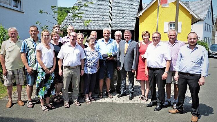 Zu seinem 80. Geburtstag durfte Walter Spindler viele Glückwünsche entgegennehmen. Bürgermeister Stephan Heckel-Michel und Landrat Klaus Peter Söllner würdigten vor allem das große ehrenamtliche Engagement des Jubilars. Unser Bild zeigt Walter Spindler (Mitte, mit Geschenk), links neben ihm Ehefrau Erna und (Zweiter von links) Sohn Harald mit Ehefrau Diana sowie weiter nach rechts Tochter Anje Spindler und Enkelin Nadine Hofmann. Foto: Werner Reißaus
