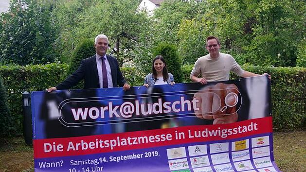 Arbeitgeber und Arbeitnehmer zusammenbringen soll die Arbeitsplatz- und Ausbildungsmesse in Ludwigsstadt. Daf&uuml;r engagieren sich B&uuml;rgermeister Timo Ehrhardt, 1. TSV-Vorsitzender Paul Pfeiffer und Bettina Frankerl vom City-Management.  Heike Sch&uuml;lein