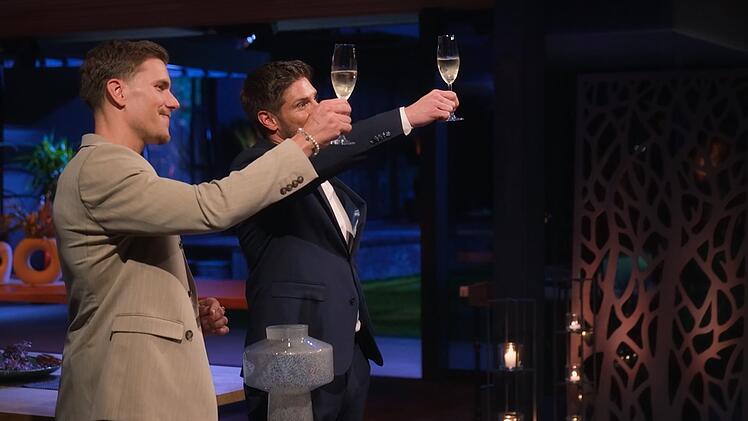 In der Nacht der Rosen müssen zwei Frauen gehen - die anderen Kandidatinnen leiden mit.