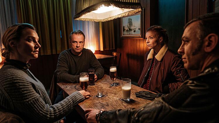 Hannah Wagner (Jana Klinge, links), Hauke Jacobs (Hinnerk Schönemann, zweiter von links), Jule Christiansen (Marleen Lohse) und Mehmet Ösker (Cem Ali Gültekin) treffen sich zur Besprechung: Wie sollen sie nach dem Mord an einem Mann mit zwei Identitäten weiterverfahren?