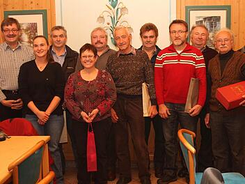 Für ihre Verdienste als "Imkerpaten" und für die Imkerei wurden diese Personen ausgezeichnet mit (von links) Kreisvorsitzendem  Werner Hornung und Biologin Nicole Höcherl. Foto:  Günther Geiling