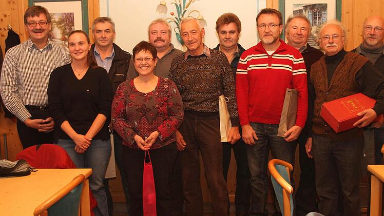 Für ihre Verdienste als "Imkerpaten" und für die Imkerei wurden diese Personen ausgezeichnet mit (von links) Kreisvorsitzendem  Werner Hornung und Biologin Nicole Höcherl. Foto:  Günther Geiling