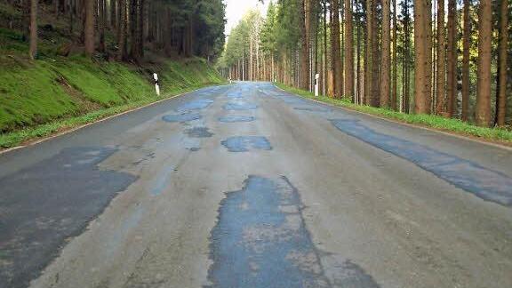 Ein einziger Fleckerlteppich ist die Kreisstraße auf Kronacher Seite zwischen Wolfersgrün und Geroldsgrün. Die Bürger hoffen, dass in nächster Zeit hier für eine Verbesserung gesorgt wird.  Foto: Michael Wunder