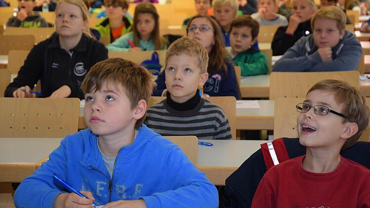 "Suchen und finden im Internet" - darum ging es in der Kinder-Uni-Vorlesung von Andreas Henrich - hier in Bamberg. Foto: Universität Bamberg