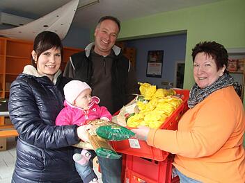 Anke Seiffert liefert mit Töchterchen Smilla ihre Nudel-Spende bei der Tafel ab. "Mein Lieblingsfriseur Frank Walther hat mich nominiert", lacht Anke Seiffert. Zu Freude von Initiator Alexander Bischoff und Eirichtungsleiterin Elfriede Höhn nahm die junge Mutter die Herausforderung an. Foto: Sonja Adam
