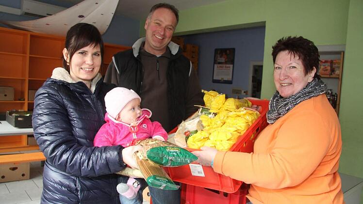 Anke Seiffert liefert mit Töchterchen Smilla ihre Nudel-Spende bei der Tafel ab. "Mein Lieblingsfriseur Frank Walther hat mich nominiert", lacht Anke Seiffert. Zu Freude von Initiator Alexander Bischoff und Eirichtungsleiterin Elfriede Höhn nahm die junge Mutter die Herausforderung an. Foto: Sonja Adam