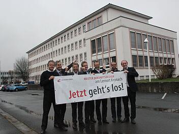 Bald geht's los: Am 15. März beginnt der Master-Studiengang "Zukunftsdesign" im 1. Stock des Loewe-Verwaltungsgebäudes in Kronach. Das Bild zeigt (von links): Kai Hiltmann, Hendrik Montag-Schwappacher, Michael Lichtlein, Hans Rebhan, Michael Pötzl, Mark Hoffmann und Lutz Schneider.  Foto: Friedwald Schedel