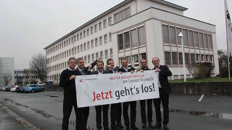 Bald geht's los: Am 15. März beginnt der Master-Studiengang "Zukunftsdesign" im 1. Stock des Loewe-Verwaltungsgebäudes in Kronach. Das Bild zeigt (von links): Kai Hiltmann, Hendrik Montag-Schwappacher, Michael Lichtlein, Hans Rebhan, Michael Pötzl, Mark Hoffmann und Lutz Schneider.  Foto: Friedwald Schedel