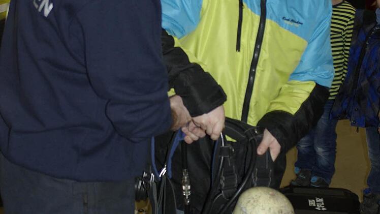 "Puh, das ist aber schwer", meint der mögliche künftige Feuerwehrmann, der mit den Pressluftflaschen noch zu kämpfen hat. Foto: Ehling