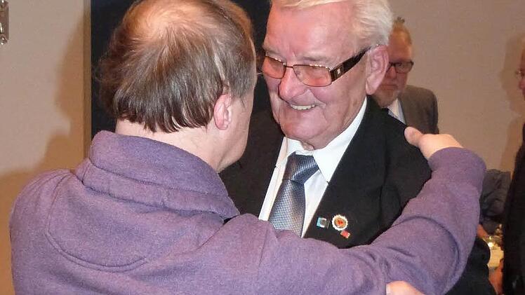 Herzlicher Abschied von Horst Renner, der 37 Jahre lang den "Club mit Herz" geleitet hat.  Foto: Werner Rei&szlig;aus