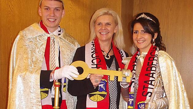 Das neue Steinberger Prinzenpaar Silja I. und Jan I. erh&auml;lt aus H&auml;nden von B&uuml;rgermeisterin Susanne Grebner (Mitte) den Rathausschl&uuml;ssel.  Foto: Heike Sch&uuml;lein
