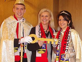 Das neue Steinberger Prinzenpaar Silja I. und Jan I. erhält aus Händen von Bürgermeisterin Susanne Grebner (Mitte) den Rathausschlüssel.  Foto: Heike Schülein