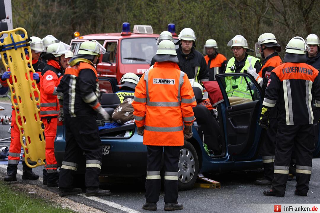 Golf kollidiert mit Traktor: 49-Jährige schwer verletzt