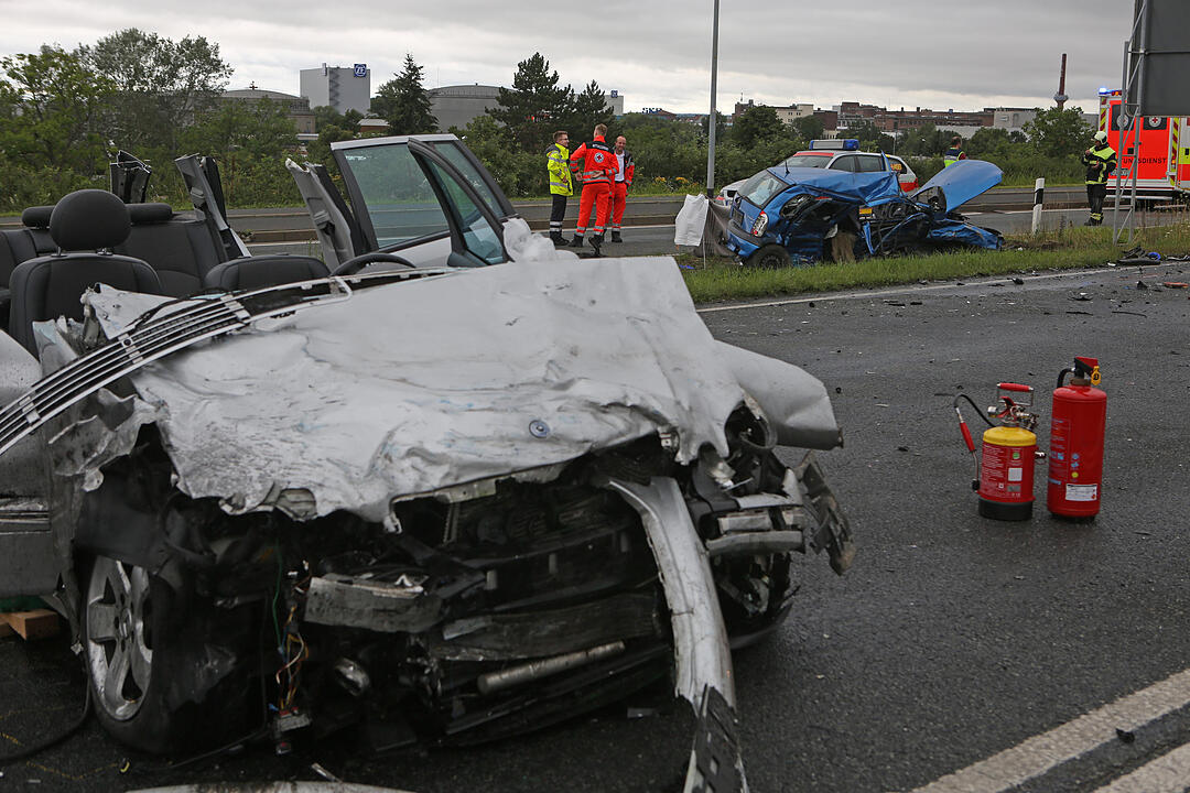 Traurige Bilanz eines Verkehrsunfalls: Eine Tote und drei Schwerverletzte - Mercedes rammt frontal in Beifahrerseite von Opel