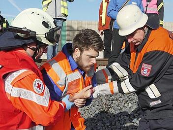 Die Arbeit lief Hand in Hand, bei der Kommunikation gab es noch Verbesserungsbedarf: Bei der Übung Mitte Oktober auf der Froschgrundsee-Brücke bei Schönstädt zeigte sich, dass Feuerwehren und Rettungsdienste gute Arbeit leisten können. Aber auch, dass es in gewissen Bereichen noch Gesprächsbedarf gibt. Foto: Berthold Köhler