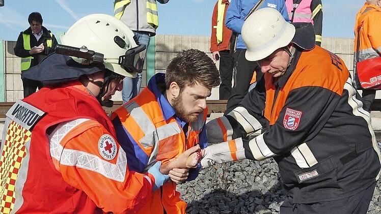 Die Arbeit lief Hand in Hand, bei der Kommunikation gab es noch Verbesserungsbedarf: Bei der Übung Mitte Oktober auf der Froschgrundsee-Brücke bei Schönstädt zeigte sich, dass Feuerwehren und Rettungsdienste gute Arbeit leisten können. Aber auch, dass es in gewissen Bereichen noch Gesprächsbedarf gibt. Foto: Berthold Köhler