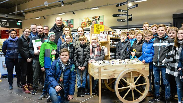 Im Rewe-Markt in Bad Br&uuml;ckenau, wo die Bio-Eier des Biohofs Henninger verkauft werden, stellten die Sch&uuml;lerinnen und Sch&uuml;ler ihr Projekt vor. Foto: Bj&ouml;rn Hein