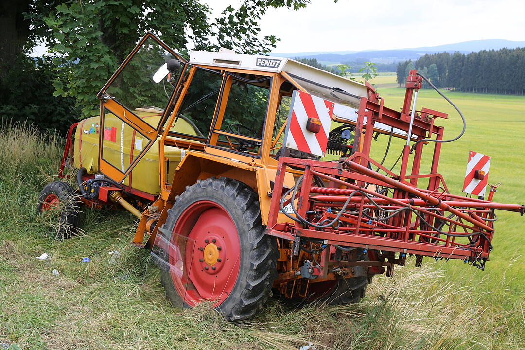 Der Traktor prallte gegen einen Baum
