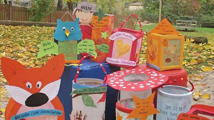 Im Untersteinbacher Kindergarten haben die Kinder Laternen mit aufmunternden Texten versehen. Sie bringen jetzt an verschiedensten öffentlich zugänglichen Adressen Licht ins Dorf.  Fotos: privat/Kindergarten/Andrea Spörlein
