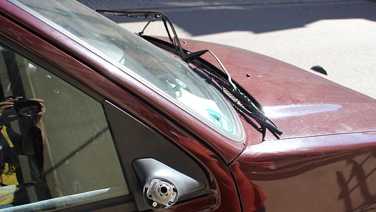 Weil er seine damalige Lebensgef&auml;hrtin, die sich in das Auto ihrer  Freundin gefl&uuml;chtet hatte, nicht greifen konnte, lie&szlig; ein 31-j&auml;hriger Kulmbacher seine Wut am auto der Freundin aus. Unter anderem riss der Angreifer den Au&szlig;enspiegel ab.Symobolfoto: Archiv