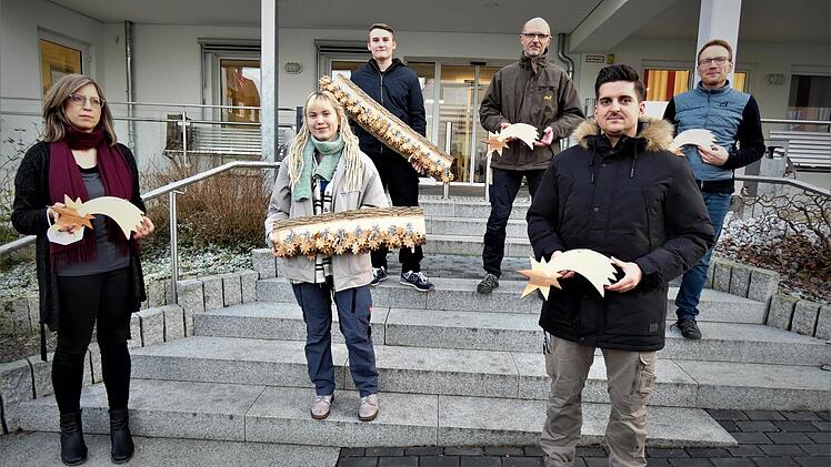Unser Bild zeigt vorne von links Sozialpädagogin Silvia Bauernfeind, die Auszubildenden Nele, Franz und Christian und oben von rechts Berufsschullehrer Stefan Jahreis und Fachlehrer Jörg Wollnik.