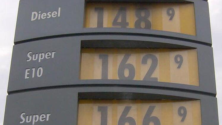 Die Spritpreise steigen nicht nur alljährlich vor Beginn der Sommerferien an, sondern sie schwanken auch mehrmals täglich. Das ärgert die Autofahrer.Fotos: Petra Malbrich