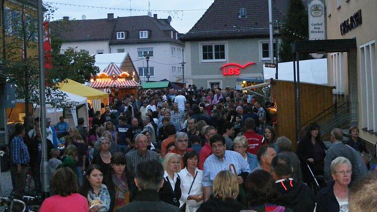 Schon vor Einbruch der Dämmerung strömten die Massen am Samstagabend auf das Höchstadter Altstadtfest.