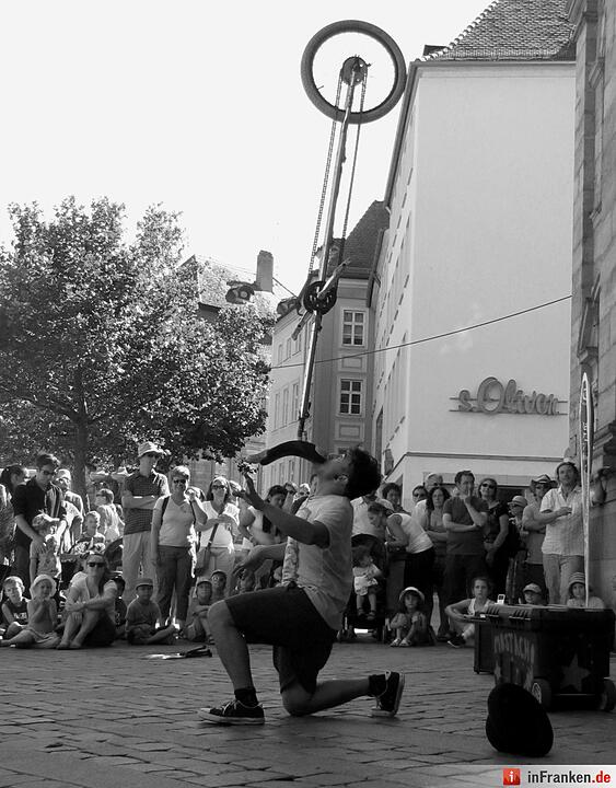 Mr. Mostacho aus Chile führt das Publikum mit Balanceakts und Jonglage in die Welt des Zirkus, in der alles möglich ist.