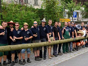 Eine letzte Rast vor dem Baumaufstellen. Foto: Johanna Blum