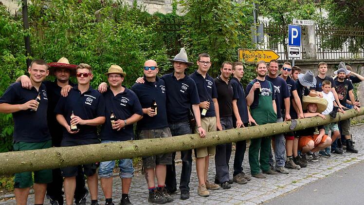 Eine letzte Rast vor dem Baumaufstellen. Foto: Johanna Blum