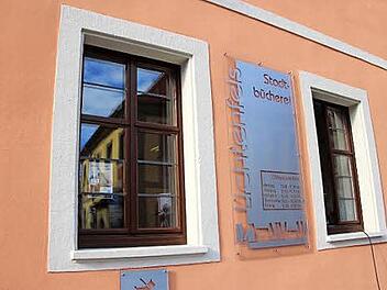 Auch die Stadtbücherei soll umziehen. Bisher ist sie im Rathaus 2 untergebracht.