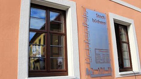 Auch die Stadtbücherei soll umziehen. Bisher ist sie im Rathaus 2 untergebracht.