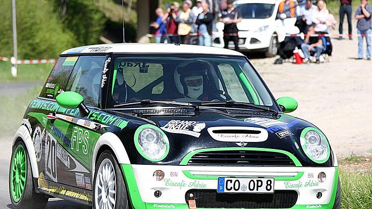 Gut gefahren, am Ende doch nicht im Ziel. Andreas Fink/ Ramona Kees mussten den Mini Cooper mit technischem Defekt abstellen.