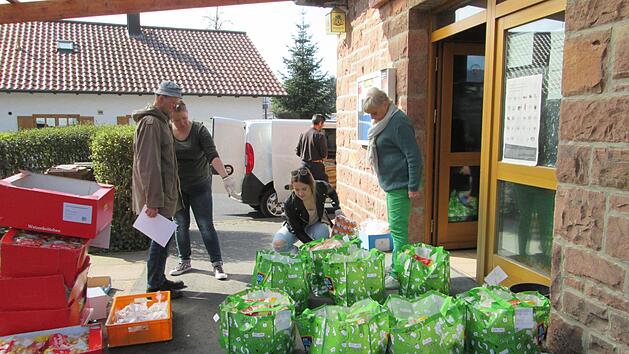 Zum Abtransport bereit. Stellvertretende Tafelvorsitzende Luise Smolik (r.) gibt den Fahrern Anweisungen zu den Adressen der Abgabestellen.Foto: Winfried Ehling